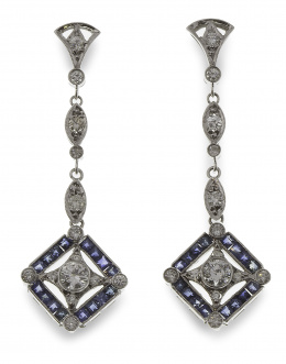605.  Pendientes largos estilo Art -Decó con rombos de zafiros y brillantes colgantes de piezas ojivales de brillantes articuladas