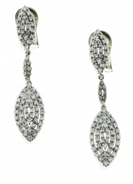 622.  Pendientes largos de platino y brilllantes en tres piezas ojivales articuladas
