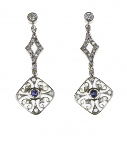 164.  Pendientes largos estilo Art-Deco con rombos de zafiro y diamantes colgantes de piezas ojivales de brillantes articuladas