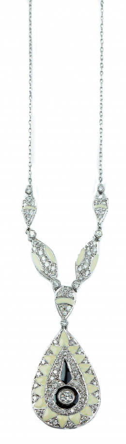 134.  Pendentif de estilo Art-Decó con gran gota colgantes, realizado con brillantes, esmalte color mar marfil y pequeños detalles en esmalte negro