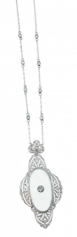 127.  Pendentif estilo Art-Decó con óvalo central de cristal de roca y marco lobulado y calado de diamantes