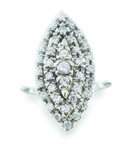 624.  Sortija navette con tres orlas de brillantes en montura de platino