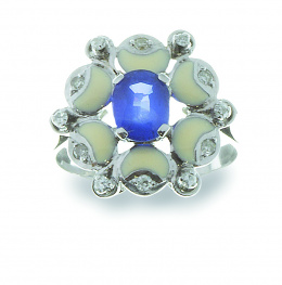 705.  Sortija con diseño de flor con zafiro central y pétalos de esmalte color marfil con brillantes