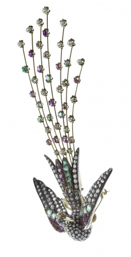 210.  Broche pavo real S. XIX de diamantes, rubíes, esmeraldas y perlas finas realizado en bulto redondo, con cola de abanico tremblant en parte posterior