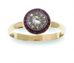 625.  Sortija de pp. S. XX con rosetón de diamantes con orla de rubíes calibrados