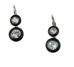 139.  Pendientes estilo Art-Decó con dos chatones de brillante rodeados por marco de esmalte negro