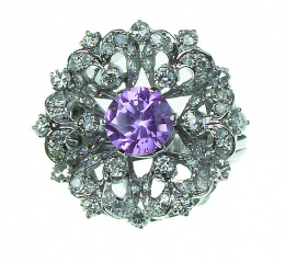 108.  Sortija flor con rosa de Francia central rodeada de brillantes que dibujan formas de corazones