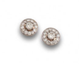 135.  Pendientes ojo de perdiz con brillante central de 0,26 ctes, orlado de brillantes, en montura de platino.
