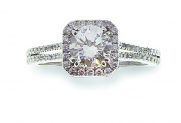 636.  Sortija alianza con brillante central de 0,85 ct en orla cuadrada, y con dos bandas de brillantes en los brazos de la montura