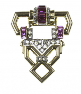 623.  Broche clip años 40 con rubíes sintéticos y diamantes en diseño geométrico