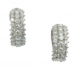 725.  Pendientes de brillantes con diseño de banda arqueada con tres líneas de brillantes engastados en garras