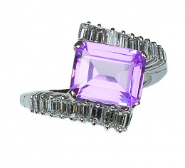 620.  Sortija con rosa de Francia en centro de montura de brazos abiertos con diamantes talla baguette