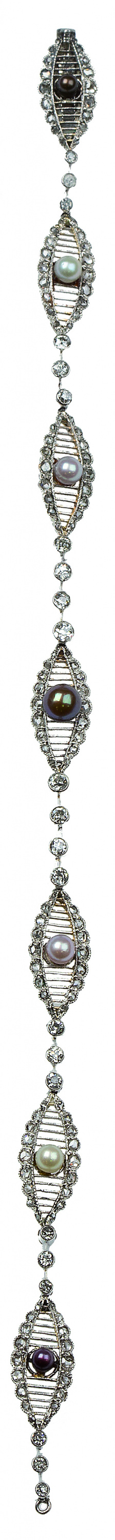 122.  Pulsera Art-Decó con siete centros ojivales de diamantes con perlas blancas y negras alternas
