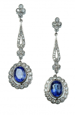 143.  Pendientes largos estilo Art-Decó con zafiros ovales orlados de brillantes