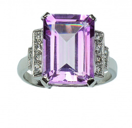 107.  Sortija con rosa de Francia entre bandas escalonadas de brillantes en montura de platino