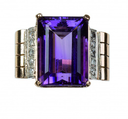 616.  Sortija chevalière con amatista rectangular entre bandas de brillantes