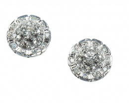 282.  Pendientes rosetones de brillantes en tres niveles en montura de oro blanco de 18K