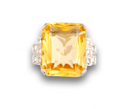 643.  Sortija años 40 con cuarzo citrino de 28 ctes y  brillantes en montura escalonada de platino.