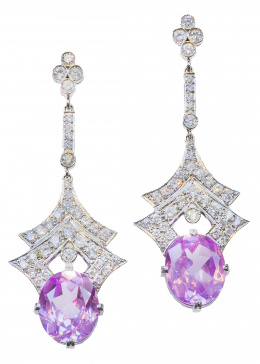 140.  Pendientes largos de brillantes que rematan en dos doble techo de pagoda rematado por rosa de Francia de talla oval