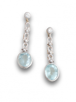 625.  Pendientes largos Art Decó con aguamarinas de talla oval que penden de cadeneta de campanillas de brilantes.