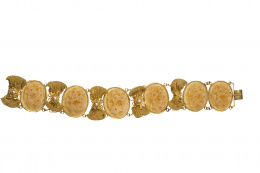 32.  Brazalete de pp. S. XIX con seis camafeos de asta tallada en delicados motivos florales
