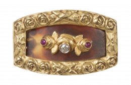 70.  Broche de ff. S. XIX con centro de carey en marco de motivos florales, con centro de rosas de brillante y rubíes