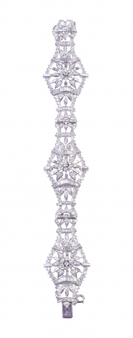 746.  Brazalete de brillantes y diamantes talla trapecio, con tres motivos principales en forma de rombo con centros florales