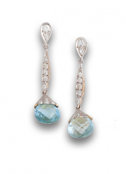 92.  Pendientes largos con perillas facetadas de topacios que penden de línea y lágrima de btes.