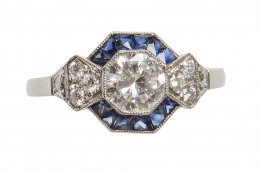 197.  Sortija estilo Art-Decó con brillante central de 0,98 ct rodeado por marco hexagonal de zafiros calibrados
