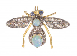 133.  Broche mosca con cuerpo de cabuchones de ópalo, alas abatibles de diamantes y ojos de cabuchones de zafiros