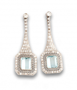 644.  Pendientes largos estilo art-Decó con aguamarinas cuadradas y brillantes en platino.