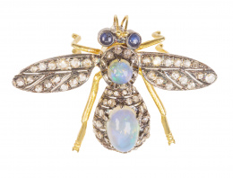 134.  Broche mosca con cuerpo de cabuchones de ópalo, alas abatibles de diamantes y ojos de cabuchones de zafiros
