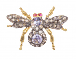 115.  Broche en forma de mosca con cuerpo de zafiros, alas de brillantes y ojos de rubí