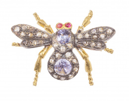 116.  Broche en forma de mosca con cuerpo de zafiros, alas de brillantes y ojos de rubí