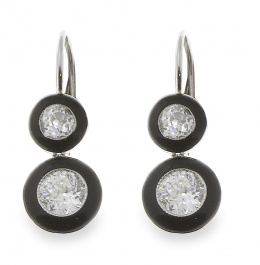 88.  Pendientes lagos con dos brillantes en chatón enmarcados con esmalte negro