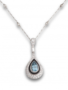 624.  Colgante con perlilla de aguamarina en marco cuajado de brillantes con estilo Art-Decó . Montura de platino.