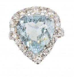 684.  Sortija con aguamarina de talla triangular orlada de brillantes