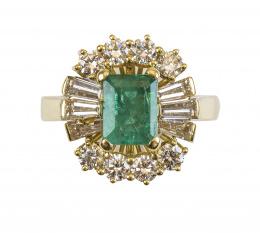 642.  Sortija con esmeralda central orlada de brillantes y diamantes talla trapecio