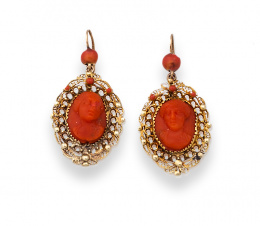 13.  Pendientes ff.s.XIX con camafeos de coral mediterráneo en marco de filigrana de oro.