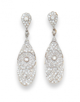 145.  Pendientes largos de brillantes con gran lágrima colgante . Decoración de flor calada,que pende de lágrima con pavé y chatón central.