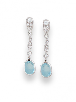 668.  Pendientes largos con aguamarina oval que penden de lágrima , chatones y barra de brillantes articulados.