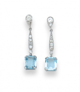 640.  Pendientes largos con  topacios de talla rectangular y brillantes que penden de barrita y lágrima superior.