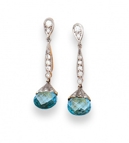 139.  Pendientes largos con perillas de topacios facetadas que penden de línea y lágrima de brillantes.