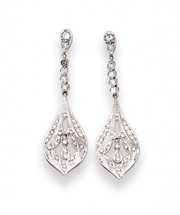117.  Pendientes largos de brillantes en forma de lágrima que pende de línea de chatones.