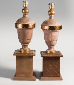 579.  Pareja de lámparas de mesa con forma de copa de estilo Carlos IV, de madera policromada y dorada..