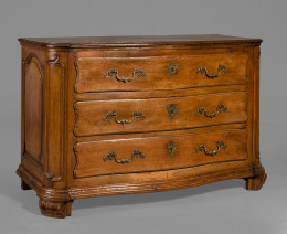 1308.  Cómoda Luís XIV en nogal.Trabajo provincial francés, mediados del S. XVIII..