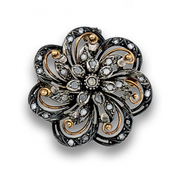 17.  Broche colgante Isabelino en forma de flor. Con diamantes y brillante central .en oro de 18K con frente de engaste en plata.