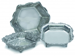 1020.  Panera de plata con decoración de flores repujadas y cinceladas, ffs. del S. XIX - pp. del S. XX..