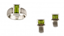 795.  Conjunto de pendientes y sortija con diseño de bandas coronadas por peridotos rectangulares