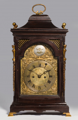 1090.  “Geo Smith”. Reloj Bracket con caja lacada en negro y bronces dorados.Inglaterra, S. XVIII.